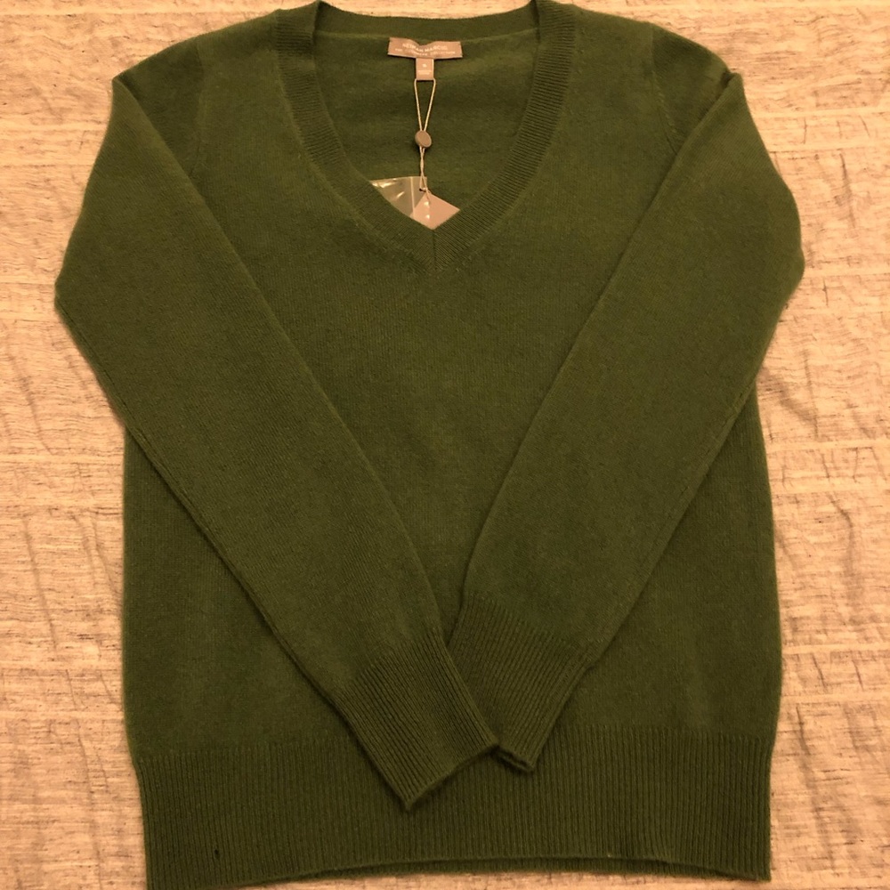 Neiman Marcus Cashmere Collection V-Neck Sweater in Bottle Green